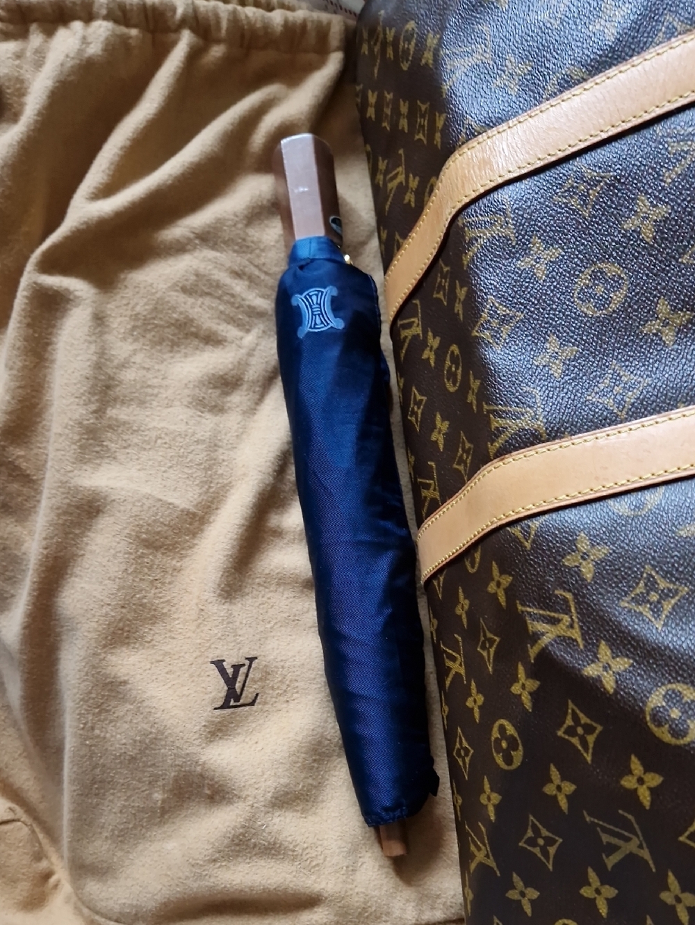 Louis Vuitton Keepall Bandouliere 50 With COMPLIMENTARY CELINE NEW UMBRELLA. - Picture 16 of 17